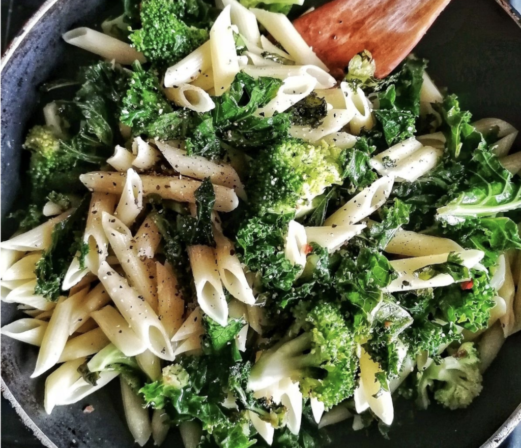 The Best Easy and Healthy Vegan Broccoli Recipes 21 Simple pasta with curly Kale and Broccoli stir-fry